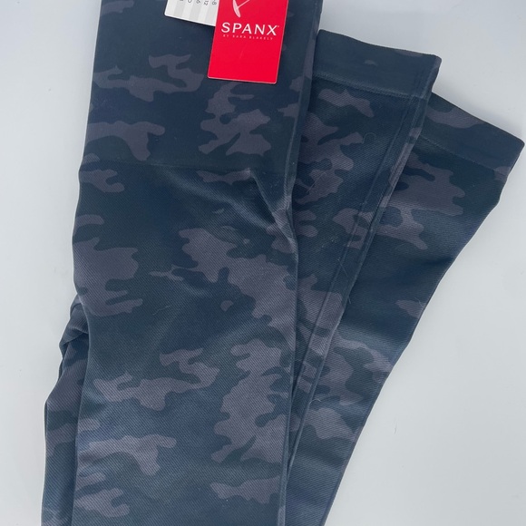 NEW Spanx Look at Me Now Seamless Leggings FL3515 Black Camo large small or XS - Picture 6 of 7